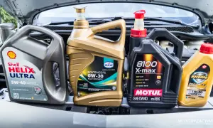 Różne marki oleju silnikowego: Shell Helix Ultra, Eurol Syntence FS, Motul 8100 X-max, Havoline ProDS M. Wybór odpowiedniego oleju to klucz do długowieczności silnika.