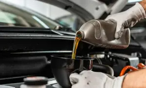 Wlewanie oleju do silnika Hyundai i30 1.4 benzyna. Wymiana płynu eksploatacyjnego.
