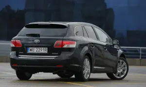 Czarna Toyota Avensis T27 kombi, gotowa na wymianę żarówki w tylnym świetle.