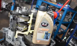 Olej K2 Matic DSG do skrzyni biegów, idealny do Hyundai ix35. Widoczna mechanika skrzyni biegów.