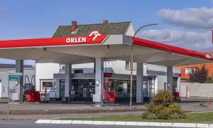 Stacja Orlen, gdzie tankujemy, pokazuje, skąd Orlen bierze ropę – z różnych źródeł, by zapewnić paliwo.