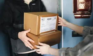 Przekazanie paczki, na której etykiecie InPost widoczny jest kod nadania.