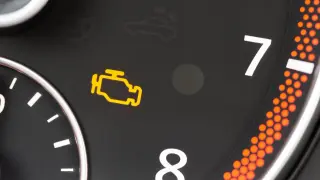 Żółta kontrolka silnika (check engine) świeci się na desce rozdzielczej, sygnalizując potencjalny problem DTC.
