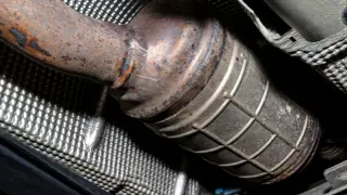 Rdza na rurze wydechowej i katalizatorze p0420. Widoczny metalowy osłona termiczna podwozia.