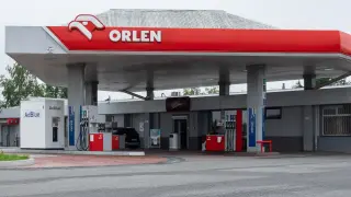 Stacja Orlen z logo i dystrybutorami paliwa. Sprawdź aktualną orlen promocja na paliwo i zatankuj!