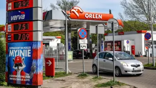Cennik Orlen Myjnia: ceny paliw LPG 2.92, Verve 98 za 7.51, Verve Diesel za 7.09. Reklama myjni z szopem.