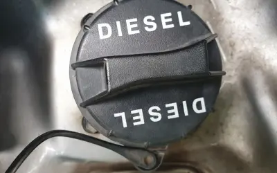 Czarna zakrętka z napisem DIESEL, informująca o rodzaju paliwa.