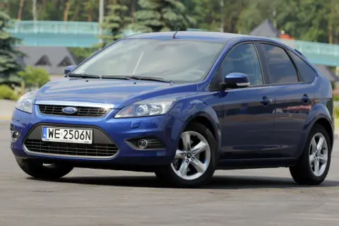 Niebieski Ford Focus MK2, przednie światła gotowe na wymianę żarówek.