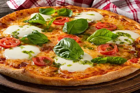 Orlen pizza margherita z bazylią i pomidorami, idealna na szybki posiłek.