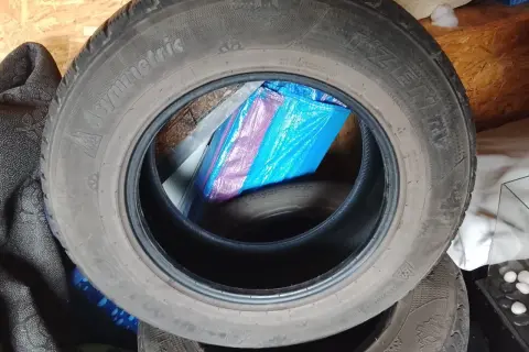 Opony zimowe Asymmetric, idealne do Hyundai ix35. W tle niebieska plandeka.