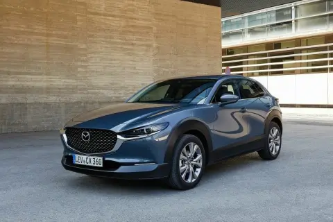 Elegancka Mazda CX-30 w szarym kolorze. Choć piękna, warto znać jej potencjalne wady przed zakupem.