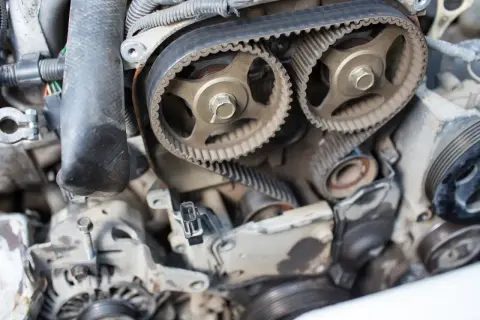 Silnik Ford Kuga MK1. Widoczny pasek rozrządu i koła zębate. Może to być przyczyną komunikatu "usterka silnika".