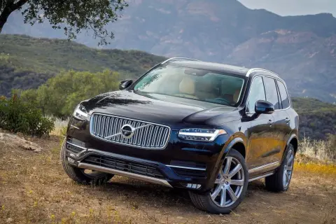 Czarny Volvo XC90 II na tle gór. Mimo pięknego widoku, warto pamiętać o potencjalnych volvo xc90 ii awarie i problemy.