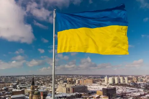Ukraińska flaga powiewa nad miastem. Chcesz wiedzieć, jak wysłać paczkę na Ukrainę?