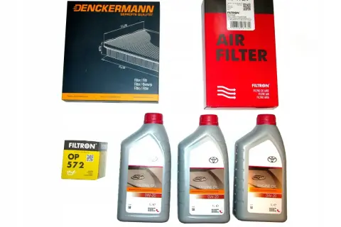 Zestaw filtrów i oleju 0W-20 do Toyoty Aygo 1.0 benzyna. Znajduje się tu filtr powietrza Denckermann, filtr kabinowy Filtron OP 572, filtr powietrza Filtron AP 178/7 oraz trzy litrowe butelki oleju silnikowego Toyota 0W-20.