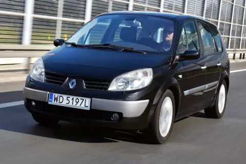 Czarny Renault Scenic 2 1.6 16v na drodze. Kierowca w okularach przeciwsłonecznych.