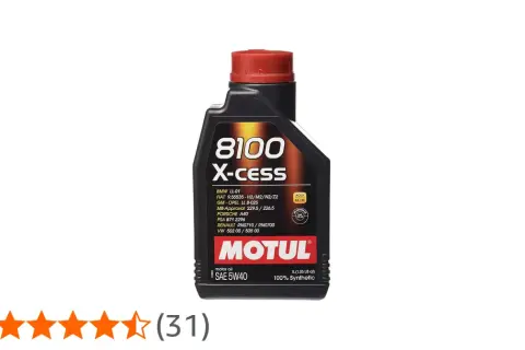 Czarna butelka oleju silnikowego Motul 8100 X-cess 5W-40 z czerwonym korkiem.