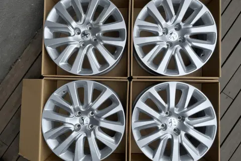 Cztery nowe felgi aluminiowe do Peugeot 407, gotowe do montażu. Idealne opony do tych felg zapewnią komfort i bezpieczeństwo.