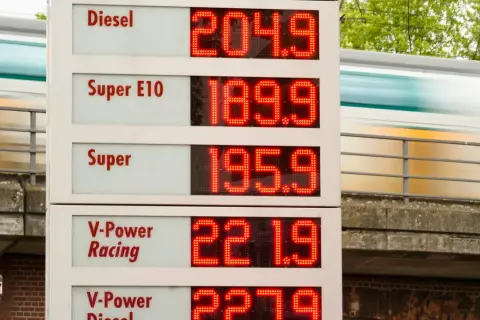 Cena paliwa w Niemczech: Diesel 204.9, Super E10 189.9, Super 195.9. Pociąg mija stację.