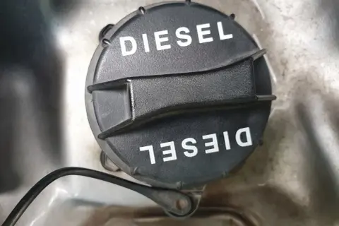 Czarna zakrętka z napisem DIESEL, informująca o rodzaju paliwa.