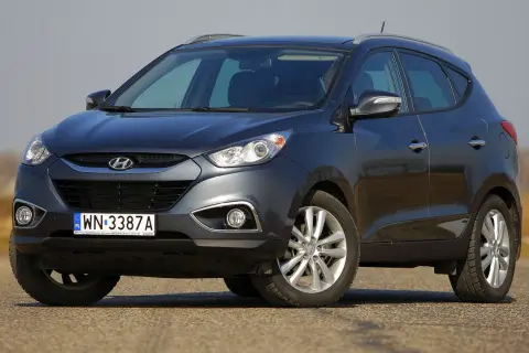 Ciemnoszary Hyundai ix35 2.0 benzyna na drodze.