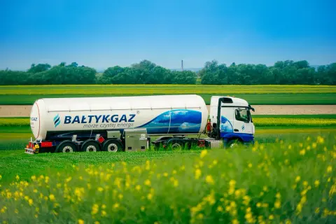 Ciężarówka z logo Bałtykgaz przewozi gaz. Sprawdź aktualną gaz propan cena za litr.