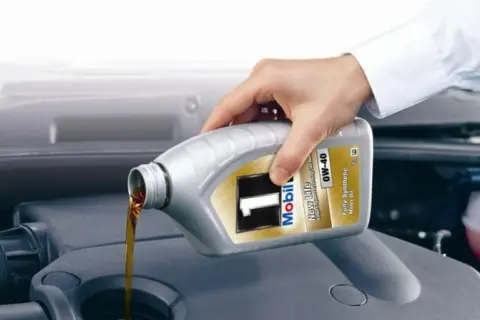 Dolewanie oleju Mobil 1 0W-40 do silnika benzynowego. To właściwy wybór dla Twojego auta.