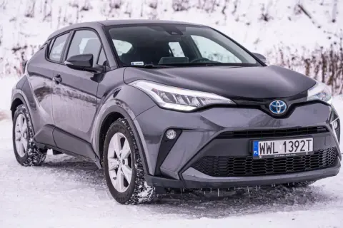 Szary Toyota C-HR na śniegu, gotowy na zimowe wyzwania.