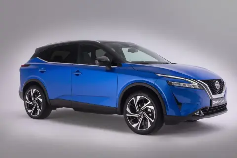 Niebieski Nissan Qashqai z dwukolorowymi felgami, na których widoczny jest rozmiar opon.