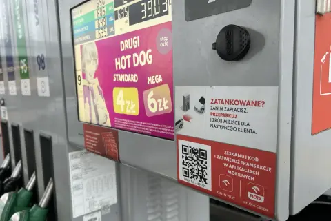 Na dystrybutorze Orlen widać ceny paliw i promocję na hot dogi. Można tu zapłacić przez aplikację mobilną, korzystając z Orlen Pay.