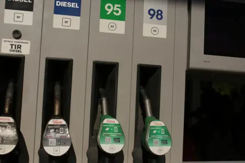 Dostępne rodzaje paliwa: Diesel B7, benzyna 95 i 98. Dwa dystrybutory z wężami do tankowania.