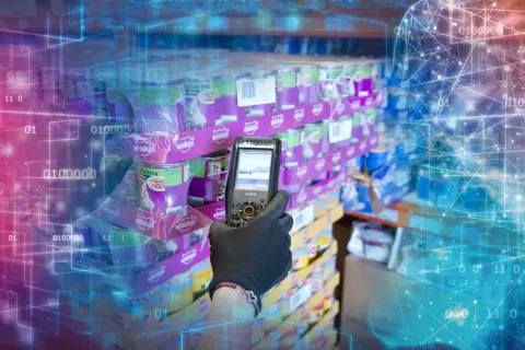 Ręka w czarnej rękawiczce trzyma skaner SSCC, skanując półki z karmą dla kotów. Cyfrowe linie i binarne kody tworzą futurystyczną sieć danych.