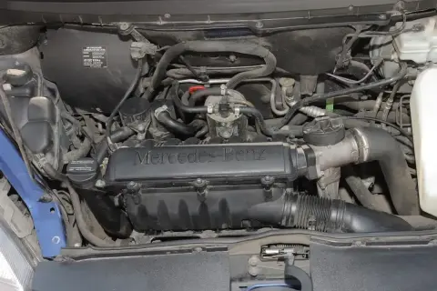 Silnik Mercedesa Viano z widocznym napisem "Mercedes-Benz" na pokrywie.