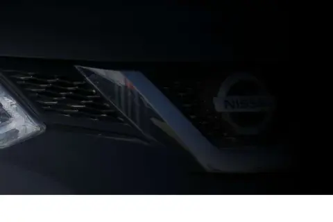 Fragment przodu samochodu Nissan Qashqai i kanister oleju silnikowego Castrol EDGE.