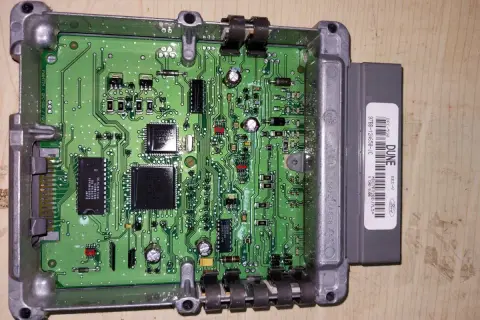 Elektronika Forda z kodem błędu DTC P1260. Widoczny moduł EEC-V z numerem 97BB-12A650-JC.