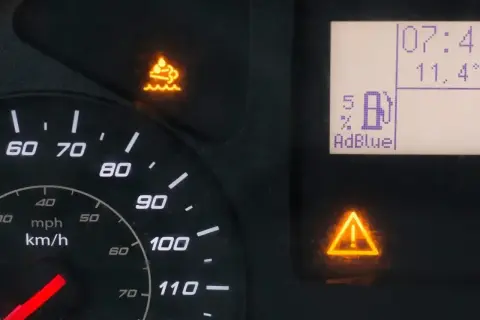 Kontrolka AdBlue w Renault Master świeci się, informując o niskim poziomie płynu lub problemie z systemem SCR.
