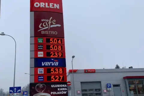 Cena ropy Orlen: benzyna 95 za 5.04 zł, diesel za 5.08 zł, LPG za 2.39 zł. Wyższe ceny dla Verva 98 (5.38 zł) i Verva Diesel (5.27 zł).