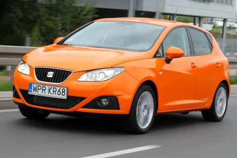 Pomarańczowy Seat Ibiza 4 1.4 benzyna w ruchu.
