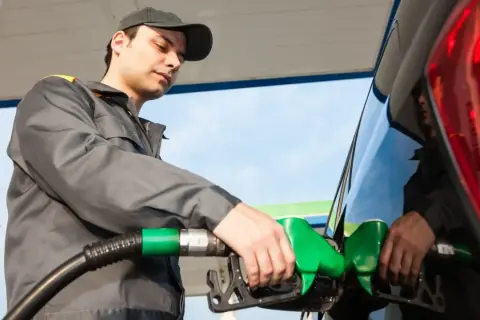 Pracownik Orlenu tankuje samochód. Zastanawiasz się, ile zarabia pracownik Orlenu?