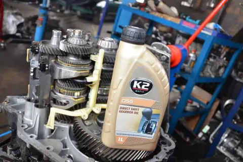 Olej K2 Matic DSG do skrzyni biegów, idealny do Hyundai ix35. Widoczna mechanika skrzyni biegów.