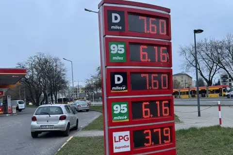 Ceny paliw na tablicy stacji BP: Diesel 7,60 zł, Pb95 6,16 zł, LPG 3,79 zł.