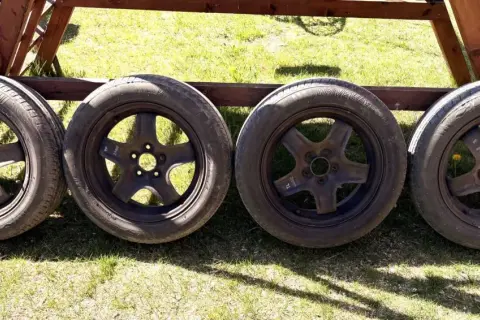 Cztery felgi z oponami do Opla Zafiry B. Rozmiar opon 205/55R16.