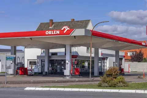 Stacja Orlen, gdzie tankujemy, pokazuje, skąd Orlen bierze ropę – z różnych źródeł, by zapewnić paliwo.