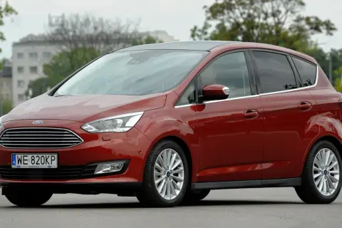 Pojemność baku Ford C-Max: 53 czy 60 litrów? Zasięg, rezerwa