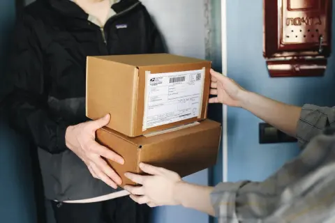 Przekazanie paczki, na której etykiecie InPost widoczny jest kod nadania.