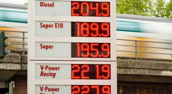 Cena paliwa w Niemczech: Diesel 204.9, Super E10 189.9, Super 195.9. Pociąg mija stację.
