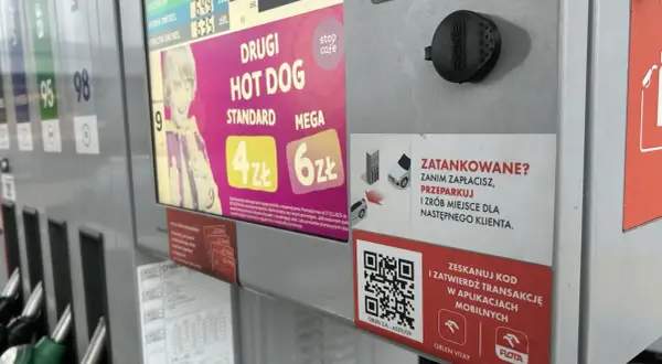 Na dystrybutorze Orlen widać ceny paliw i promocję na hot dogi. Można tu zapłacić przez aplikację mobilną, korzystając z Orlen Pay.