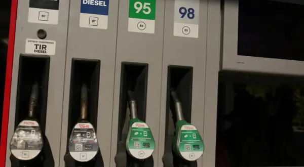 Dostępne rodzaje paliwa: Diesel B7, benzyna 95 i 98. Dwa dystrybutory z wężami do tankowania.