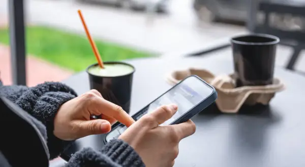 Kawa, smartfon i 20 minut przerwy. Tak zmieniły się postoje Polaków w trasie