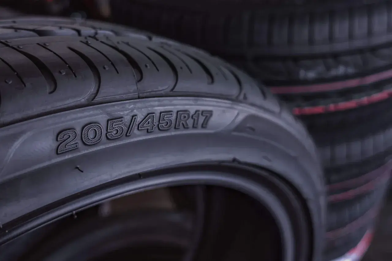 Opony 205/45R17, idealne dla Opel Astra H, gotowe do montażu.